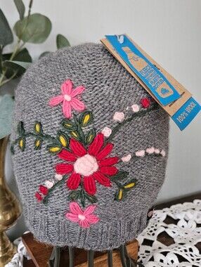 NWT Everest Designs Hand Knit Embroidered 100% Wool Dahlia Beanie Fleece Lined